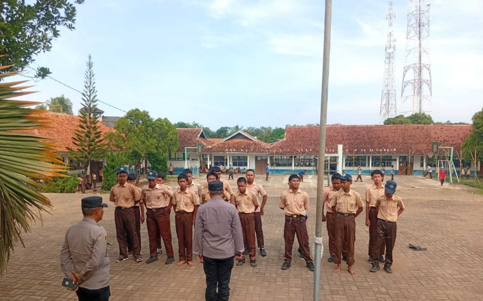 Polsek Cikelet Edukasi Siswa SMPN 1 Cikelet soal Bahaya Kenakalan Remaja